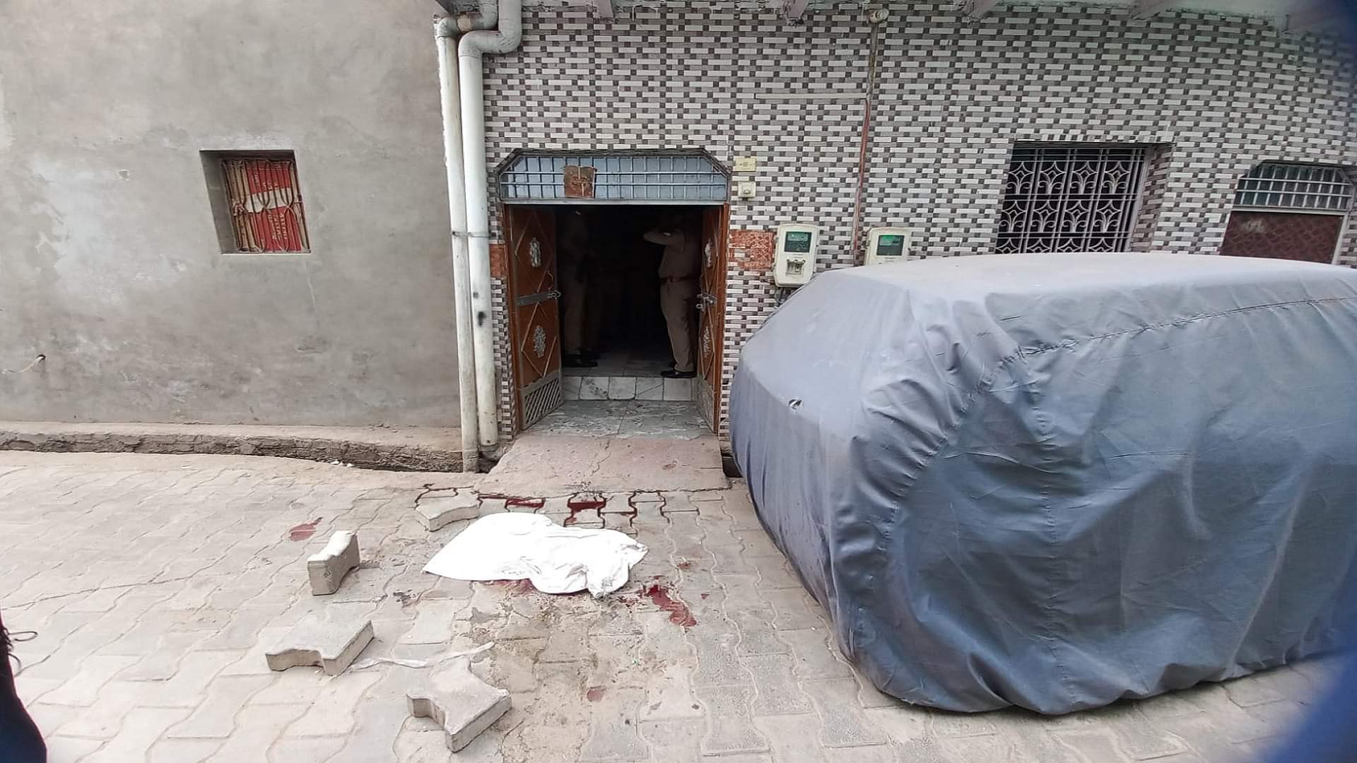 Agra Double Murder: बहुत ही वीभत्स था घटनास्थल, खौफनाक नजारा देख दहल उठा सुशील नगर, वारदात सीसीटीवी कैमरे में कैद Agra Double Murder Case Married woman and lover murdered outside the house In agra