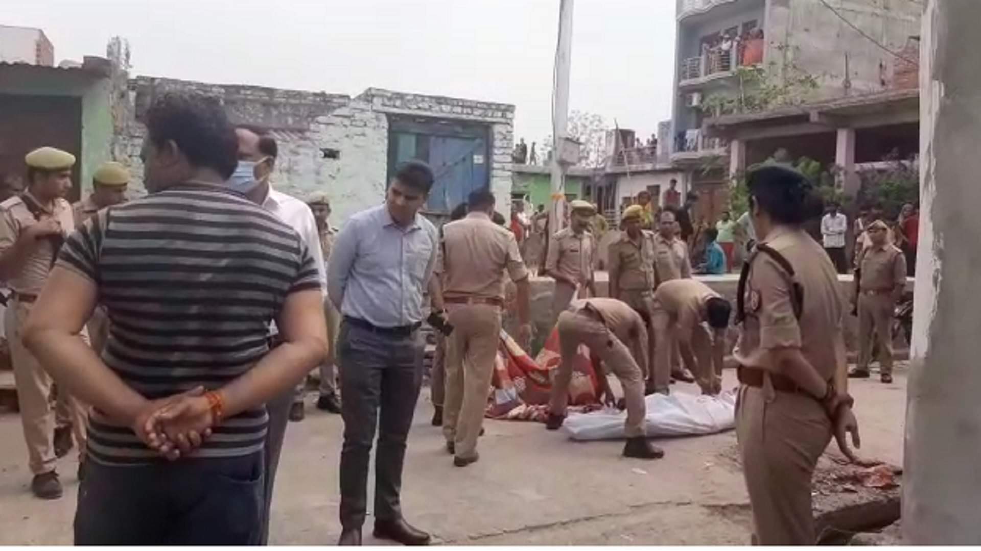 Agra Double Murder: बहुत ही वीभत्स था घटनास्थल, खौफनाक नजारा देख दहल उठा सुशील नगर, वारदात सीसीटीवी कैमरे में कैद Agra Double Murder Case Married woman and lover murdered outside the house In agra