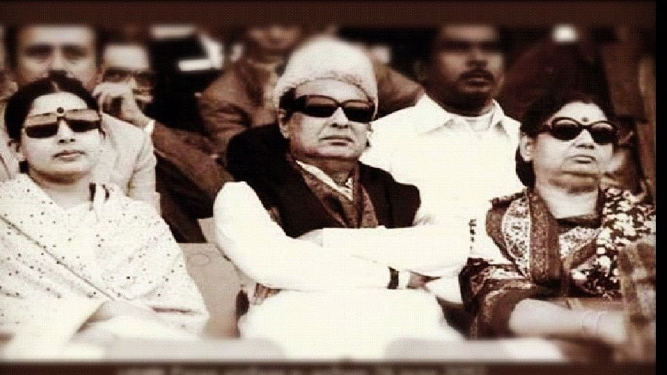 जयललिता (बाएं) और अपनी पत्नी जानकी के साथ एमजीआर।