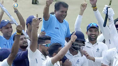 Madhya Pradesh Ranji Champions: पूरे टूर्नामेंट में अजेय रही मध्य प्रदेश की टीम, बंगाल-पंजाब समेत कई चैंपियन टीमों को हराया How Madhya Pradesh became Ranji Trophy 2022 Champions, Road to the finals and all team madhya pradesh defeated in their pathway to maiden title; defeated many champion teams including Mumbai Bengal Punjab