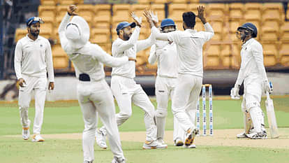 Madhya Pradesh Ranji Champions: पूरे टूर्नामेंट में अजेय रही मध्य प्रदेश की टीम, बंगाल-पंजाब समेत कई चैंपियन टीमों को हराया How Madhya Pradesh became Ranji Trophy 2022 Champions, Road to the finals and all team madhya pradesh defeated in their pathway to maiden title; defeated many champion teams including Mumbai Bengal Punjab