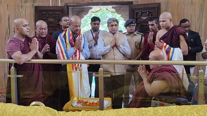Kushinagar: मुख्य न्यायाधीश ने किया भगवान बुद्ध का दर्शन-पूजन, अर्पित किया चीवर Chief Justice worshiped Lord Buddha
