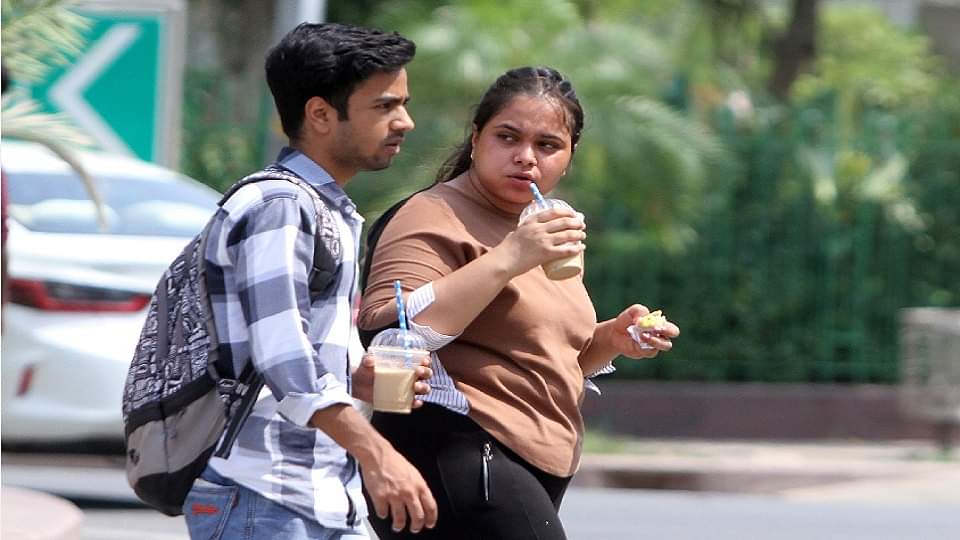 Delhi Weather: मौसम ने ली करवट, उमस और गर्मी ने किया परेशान; जानें कब होंगी 'राहत की बौछारें' delhi weather forecast light rain likely on august 12