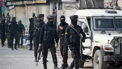 Terrorist Attack In Srinagar: लाल बाजार में आतंकियों ने पुलिस की टीम पर की फायरिंग, एक जवान शहीद और दो घायल Terrorists Attack In Srinagar Terrorists target police team in Lal Bazar