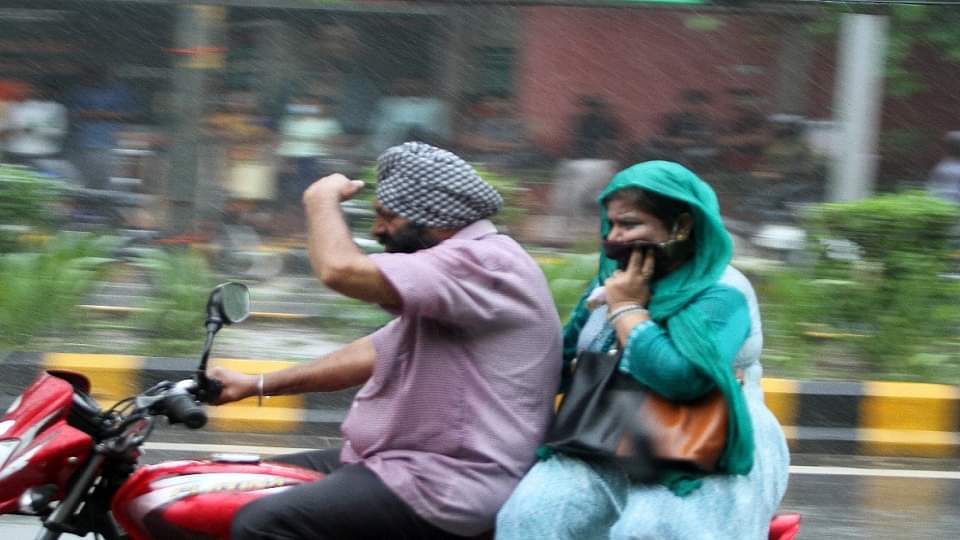 Delhi Weather: मौसम ने ली करवट, उमस और गर्मी ने किया परेशान; जानें कब होंगी 'राहत की बौछारें' delhi weather forecast light rain likely on august 12