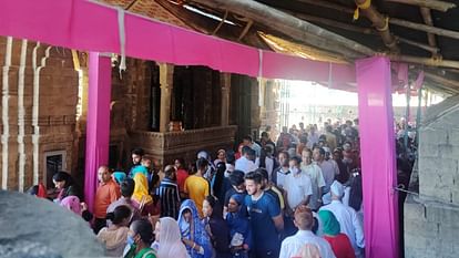 Sawan Somvar 2022: तीन बजे खुले बैजनाथ मंदिर के कपाट, रावण से जुड़ा है यहां का इतिहास, एक भी सुनार की दुकान नहीं Sawan Somvar 2022: Sawan First Somvar Devotees Paid Obeisance In Lord Shiva Temples