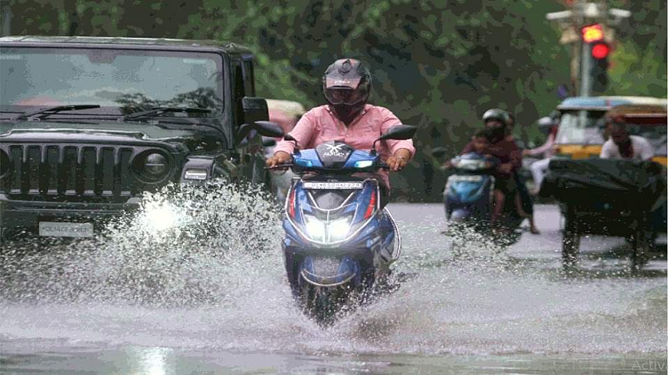 Delhi Weather: मौसम ने ली करवट, उमस और गर्मी ने किया परेशान; जानें कब होंगी 'राहत की बौछारें' delhi weather forecast light rain likely on august 12