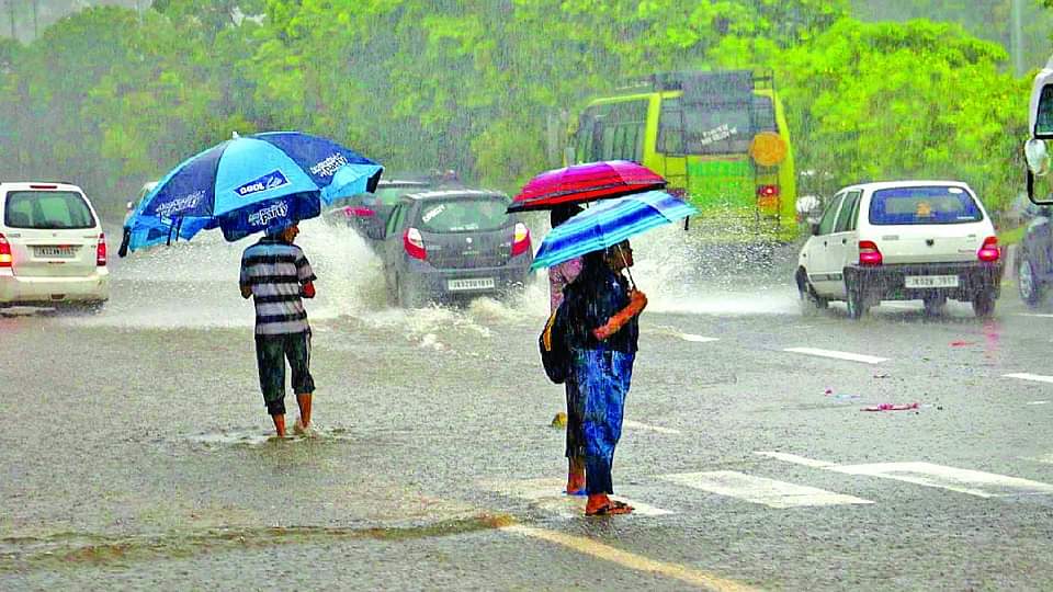 आफत बनकर आई बारिश: 26 साल का रिकॉर्ड टूटा, कई कच्चे मकान गिरे; हाईवे ठप, चार लोग बहे 26-year record of rain broken in jammu many houses collapsed highway stalled four people flown