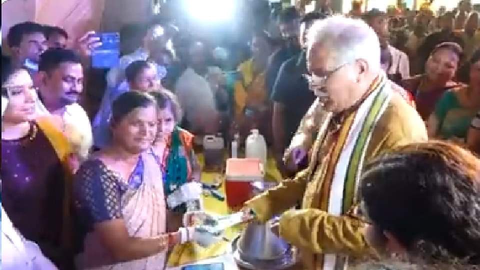 Chhattisgarh: गौ-मूत्र खरीदने वाला पहला राज्य बना छत्तीसगढ़, सीएम भूपेश ने बेचा 20 रुपये में पांच लीटर गौ-मूत्र Chhattisgarh became the first state to buy cow urine, CM Bhupesh sold five liters of cow urine for Rs 20
