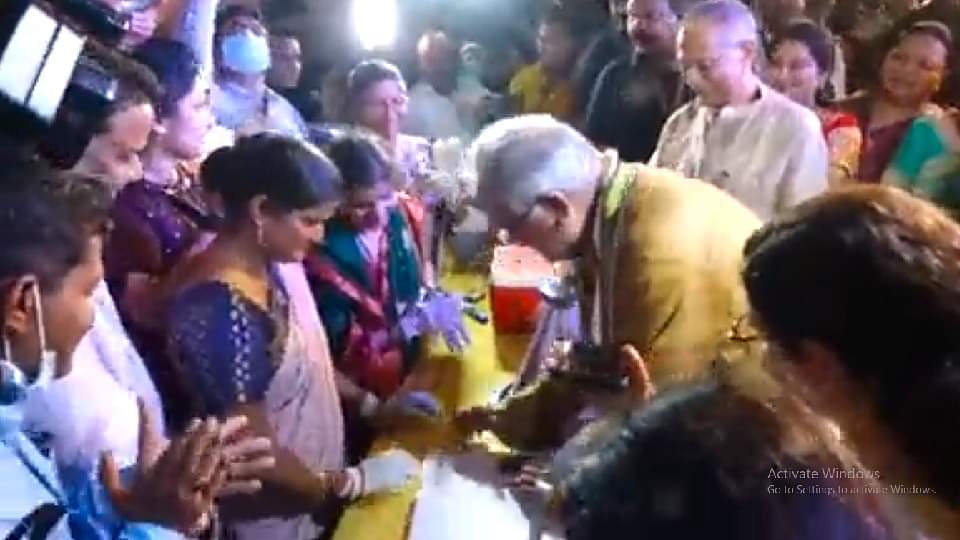 Chhattisgarh: गौ-मूत्र खरीदने वाला पहला राज्य बना छत्तीसगढ़, सीएम भूपेश ने बेचा 20 रुपये में पांच लीटर गौ-मूत्र Chhattisgarh became the first state to buy cow urine, CM Bhupesh sold five liters of cow urine for Rs 20