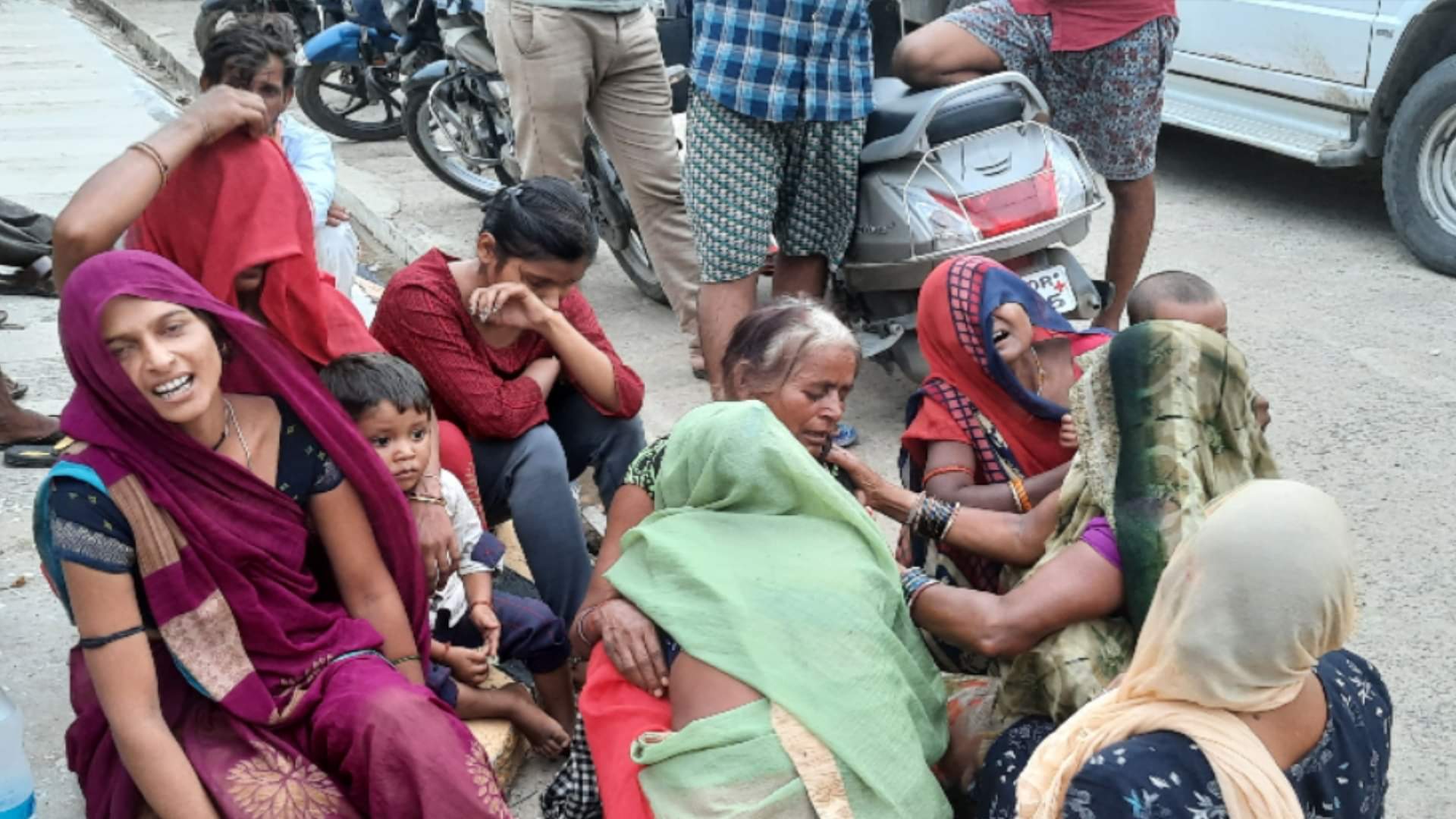 Accident: भीषण सड़क हादसे में पनगरा गांव के एक परिवार पर टूटा कहर, दो मासूम बेटों की मौत, पिता मरणासन्न Banda Road Accident Two innocent sons of a family died in a horrific road accident, father Injured