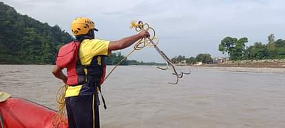 Rishikesh: पूजा के लिए गंगाजल भरने के दौरान पैर फिसलने से गंगा में डूबा युवक, एसडीआरएफ तलाश में जुटी Youth drowned in river to take Gangajal for worship in Rishikesh SDRF rescue