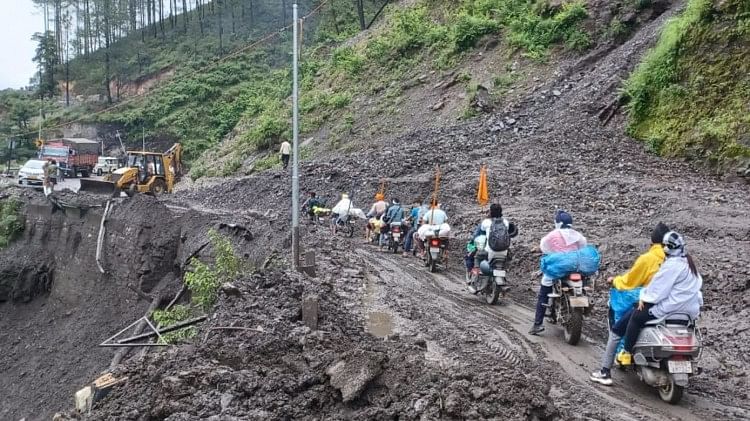 बदरीनाथ यात्रा पर संकट: भू-धंसाव की चपेट में हाईवे, कई हिस्सों में धंस रहा धाम की तरफ जाने वाला एकमात्र रास्ता बदरीनाथ हाईवे