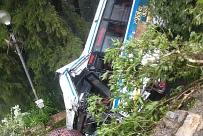 Mussoorie: अनियंत्रित होकर संपर्क मार्ग में गिरी पर्यटकों से भरी बस, 25 लोग घायल, कई हायर सेंटर रेफर Mussoorie News: Bus fell on ITBP link road, more than a dozen people injured