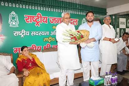 Bihar Politics Crisis: 'विश्वासघात' और 'मील का पत्थर' के बीच नीतीश कुमार ने बिहार को महाराष्ट्र बनने से रोका Bihar Politics Crisis: Nitish Kumar handed over letter of support of 160 MLAs to the Governor