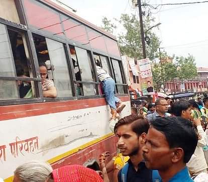 फ्री यात्रा की मिली सुविधा तो रोडवेज बसों में सीट पड़ गई कम If you get the facility of free travel, then the seats in the roadways buses are less.