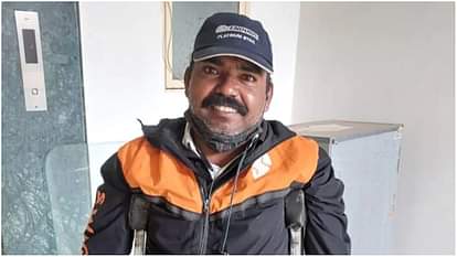 Swiggy: 'दरवाजा खोला और...', डिलीवरी एजेंट को देखते ही क्यों माफी मांगने लगा शख्स, भावुक कर देगी कहानी Swiggy Delivery Executive With Disability story in Bengaluru Moves Internet news in hindi
