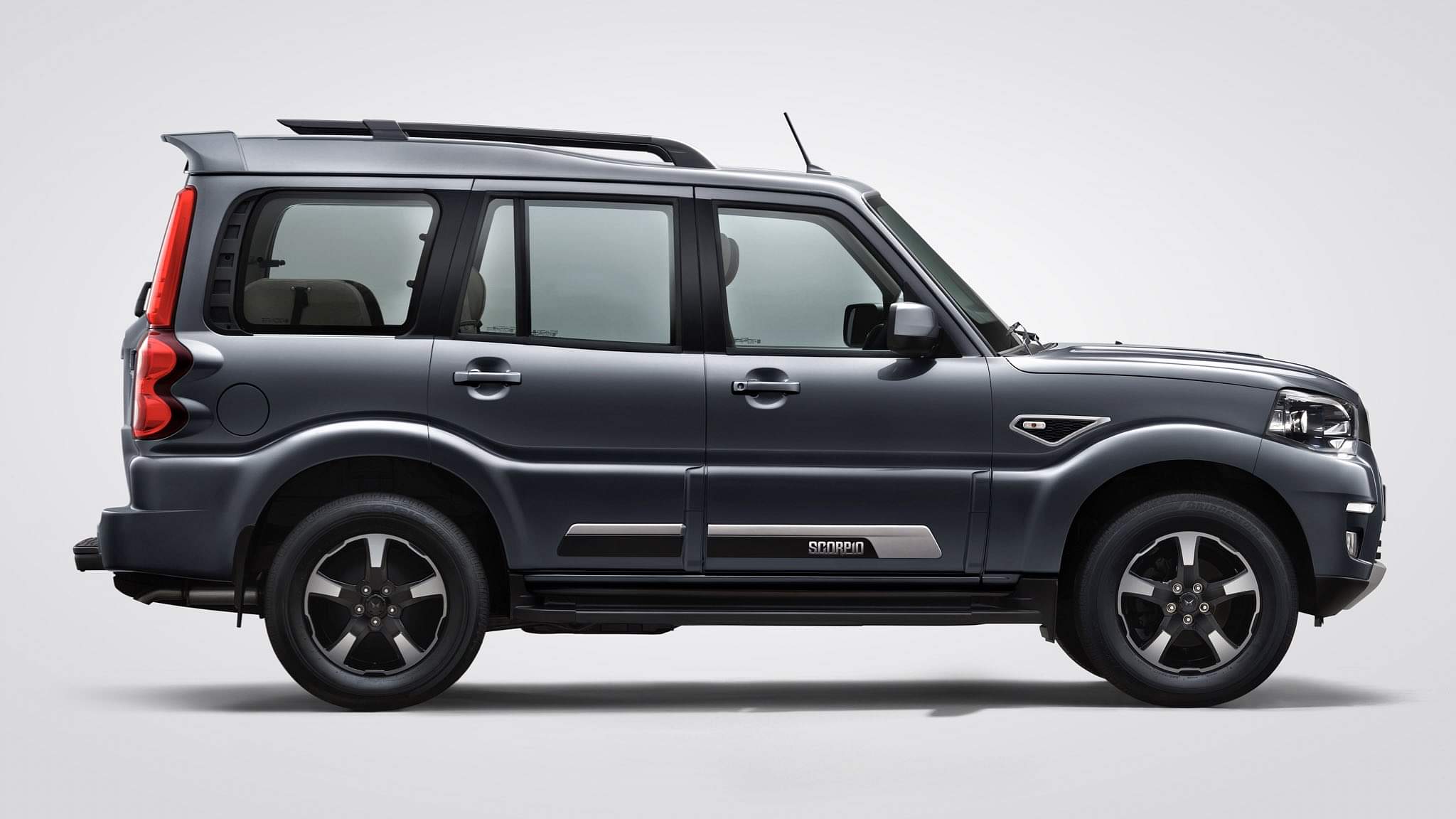 Mahindra Scorpio Classic: नई महिंद्रा स्कॉर्पियो क्लासिक में कैसे हैं फीचर्स, जानें वैरिएंट्स के आधार पर फर्क 2022 Mahindra Scorpio Classic Variants Explained Know Saftey Features Specifications