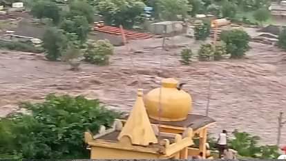 Dhar Dam News: पानी का बहाव तेज होने से पाल की मिट्टी कटी, खेतों में भरा पानी Dhar Dam News: Several feet of the dam collapsed, water flow increased rapidly