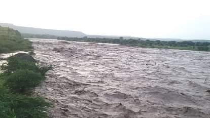 Dhar Dam News: पानी का बहाव तेज होने से पाल की मिट्टी कटी, खेतों में भरा पानी Dhar Dam News: Several feet of the dam collapsed, water flow increased rapidly