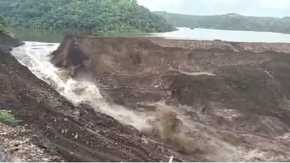 Dhar Dam News: पानी का बहाव तेज होने से पाल की मिट्टी कटी, खेतों में भरा पानी Dhar Dam News: Several feet of the dam collapsed, water flow increased rapidly