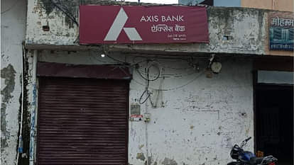 Panipat: तीन साल में एक्सिस बैंक की तीसरी बार दीवार तोड़कर अंदर घुसे चोर, 1.06 लाख रुपये लेकर फरार Thieves enters in Axis Bank for the third time, stole cash worth Rs 1.06 lakh