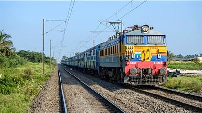 Prayagraj News :  ट्रेन।