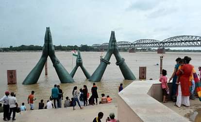 Weather Update: बनारस में बिन बारिश ही लौट जा रहे बादल, एक बार फिर धूप-उमस कर रही परेशान Weather Update varanasi clouds are returning without rain humidity increasing