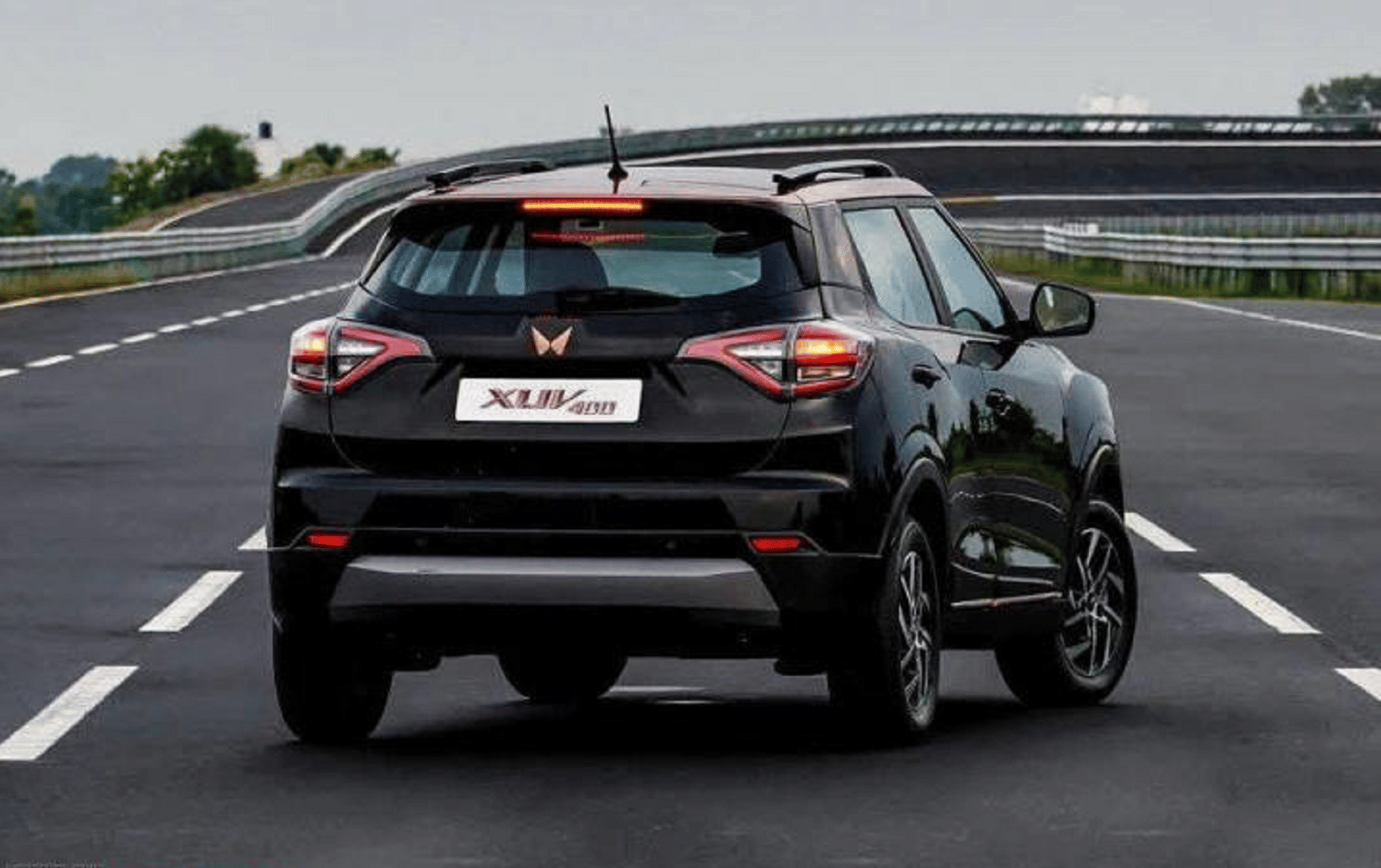 Mahindra XUV400: आ गई महिंद्रा की बहुप्रतीक्षित इलेक्ट्रिक एसयूवी, फुल चार्ज में चलेगी 456 किमी, जानें डिटेल्स Mahindra XUV400 Electric Car Unveiled Know Range Features Specifications News in Hindi
