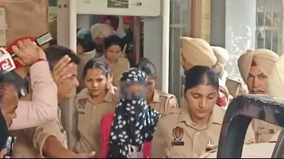 आरोपी छात्रा को कोर्ट में पेश करने ले जाती पुलिस।