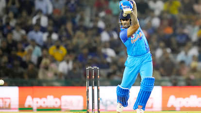 IND vs SA: लगातार दो छक्के लगाकर सूर्यकुमार ने तोड़ा धवन का रिकॉर्ड, अब बाबर-रिजवान को पीछे छोड़ने पर नजर IND vs SA: Suryakumar Yadav breaks Shikhar Dhawan big record as he scores eight runs, Babar-Rizwan's record