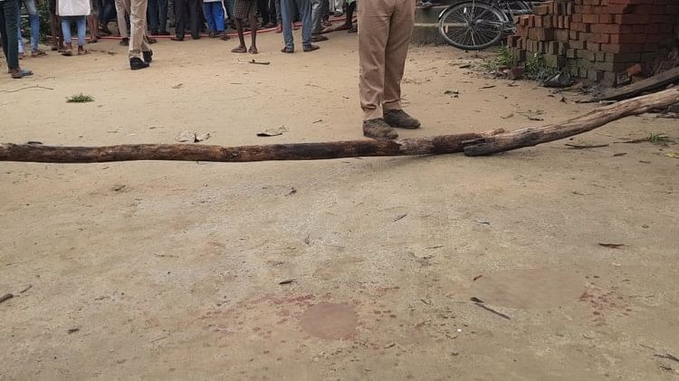 Sitapur News: इंटर के छात्र ने प्रधानाचार्य को गोलियों से भूना, हालत गंभीर, बैग में लेकर आया था असलहा A intermediate student shoots his college princlipal in Sitapur.