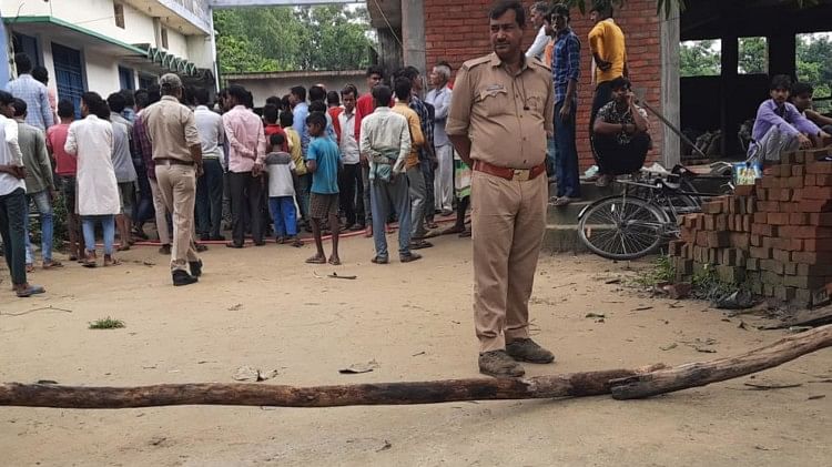 Sitapur News: इंटर के छात्र ने प्रधानाचार्य को गोलियों से भूना, हालत गंभीर, बैग में लेकर आया था असलहा A intermediate student shoots his college princlipal in Sitapur.