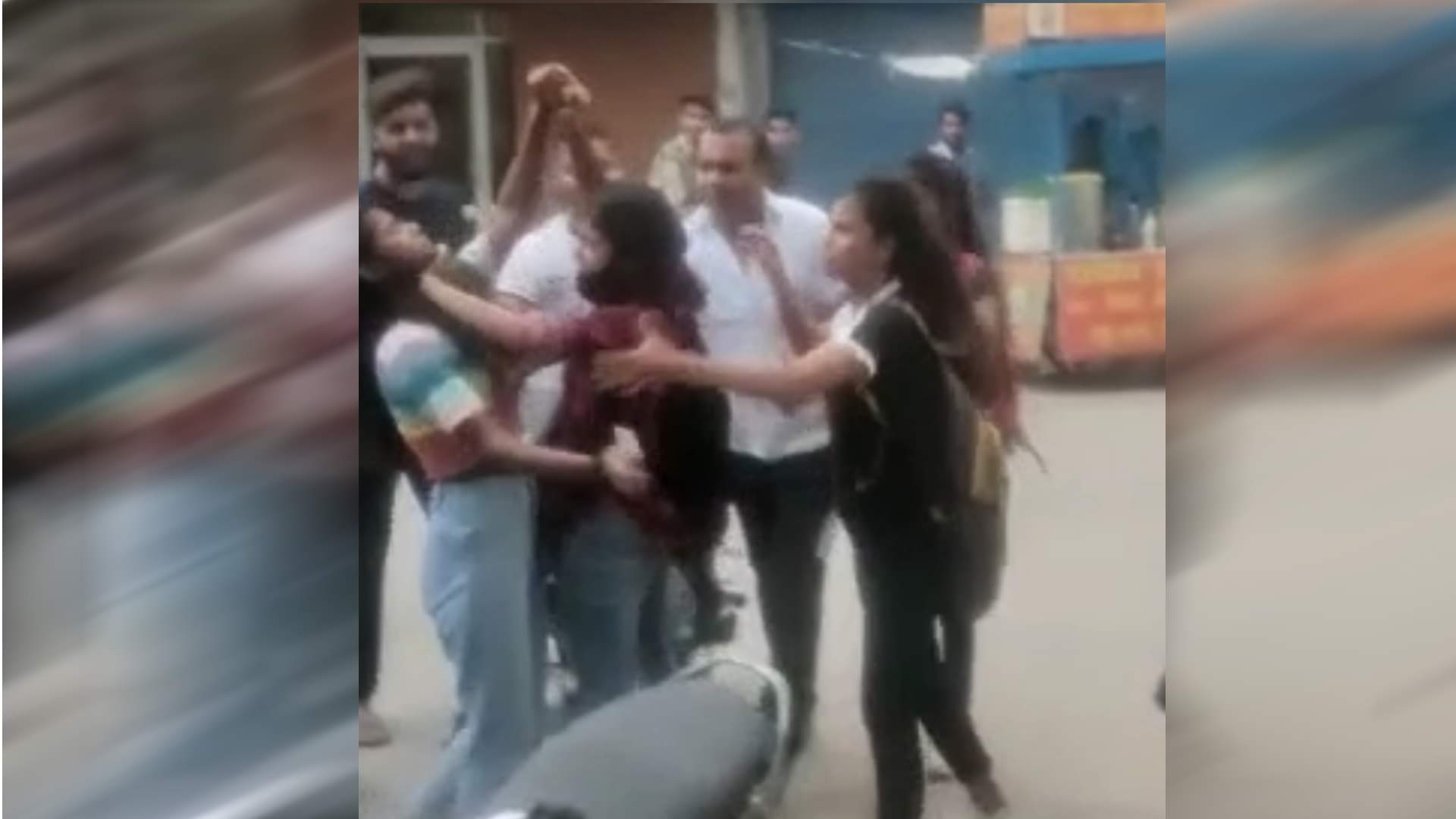Girls Fight: कोचिंग से निकलते ही....सरेराह तीन लड़कियों में चले लात-घूंसे, देखते ही देखते सड़क पर लग गया जाम Fight between three girls on the road video viral Roorkee Uttarakhand news in hindi