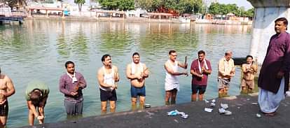 पितृ विसर्जन : घाटों पर तर्पण के लिए उमड़े लोग Pitru Visarjan: People gathered at the Ghats for Tarpan