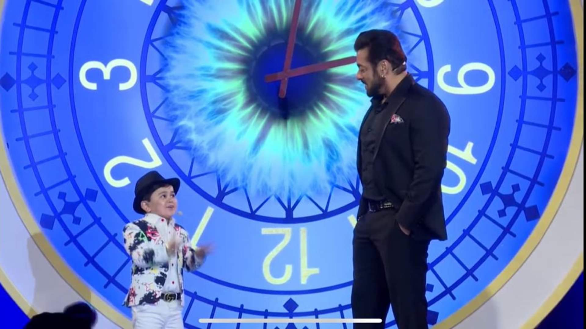 Bigg Boss 16: बिग बॉस 16 के घर में बंद हुए अब्दू रोजिक, दुनिया के सबसे छोटे सिंगर ने सलमान के साथ की मस्ती Bigg Boss 16 world smallest singer Abdu Rozik is the first confirmed contestant of show hosted by salman khan