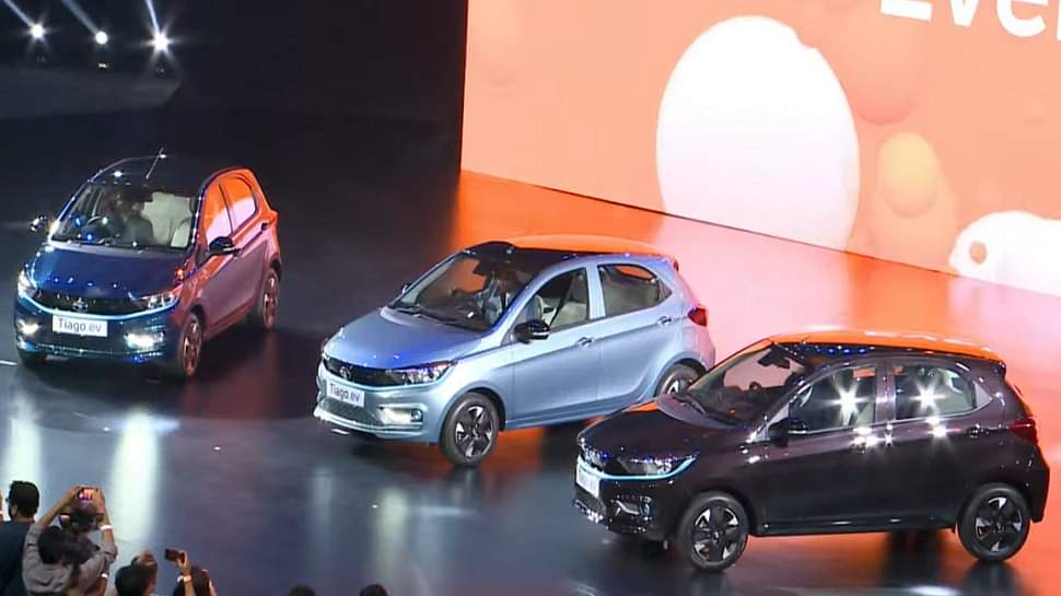 Tata Tiago EV: टाटा मोटर्स ने टियागो को इलेक्ट्रिक अवतार में किया लॉन्च, जानें कीमत, रेंज और फीचर्स Tata Tiago EV launched in India Know Price Range Features Specs News in Hindi