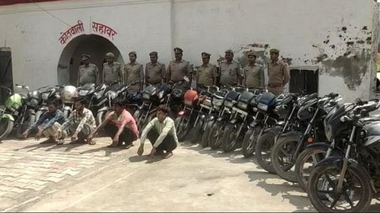चोर बने चौकीदार: ईंट भट्ठे में छिपाकर रखी थीं चोरी की 22 बाइकें, करते थे रखवाली, चार गिरफ्तार पकड़े गए चोर, बरामद बाइकें