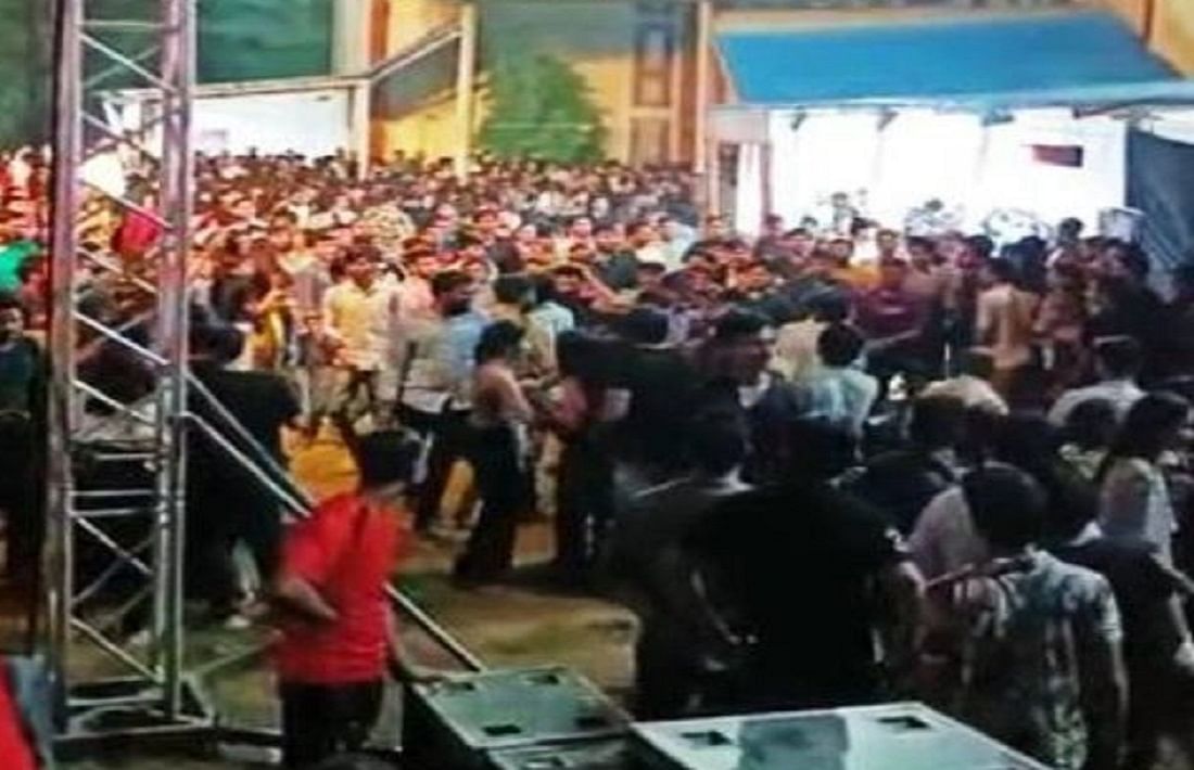 ELIXIR FEST Two groups of students clashed in the event of IMS BHU during Gajendra Chauhan stage show