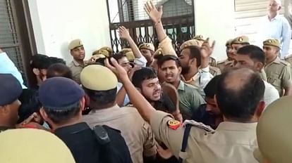 Prayagraj News : वार्ता में न बुलाए जाने से भड़के छात्रों की पुलिस से नोकझोंक।
