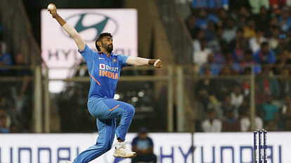 Jasprit Bumrah Injury: ऑस्ट्रेलिया के खिलाफ टेस्ट सीरीज से भी बाहर हो सकते हैं बुमराह, फिर उबरी पीठ की चोट IND vs SL: Drama in the Indian team! Jasprit Bumrah will not be playing ODI Series against Sri Lanka