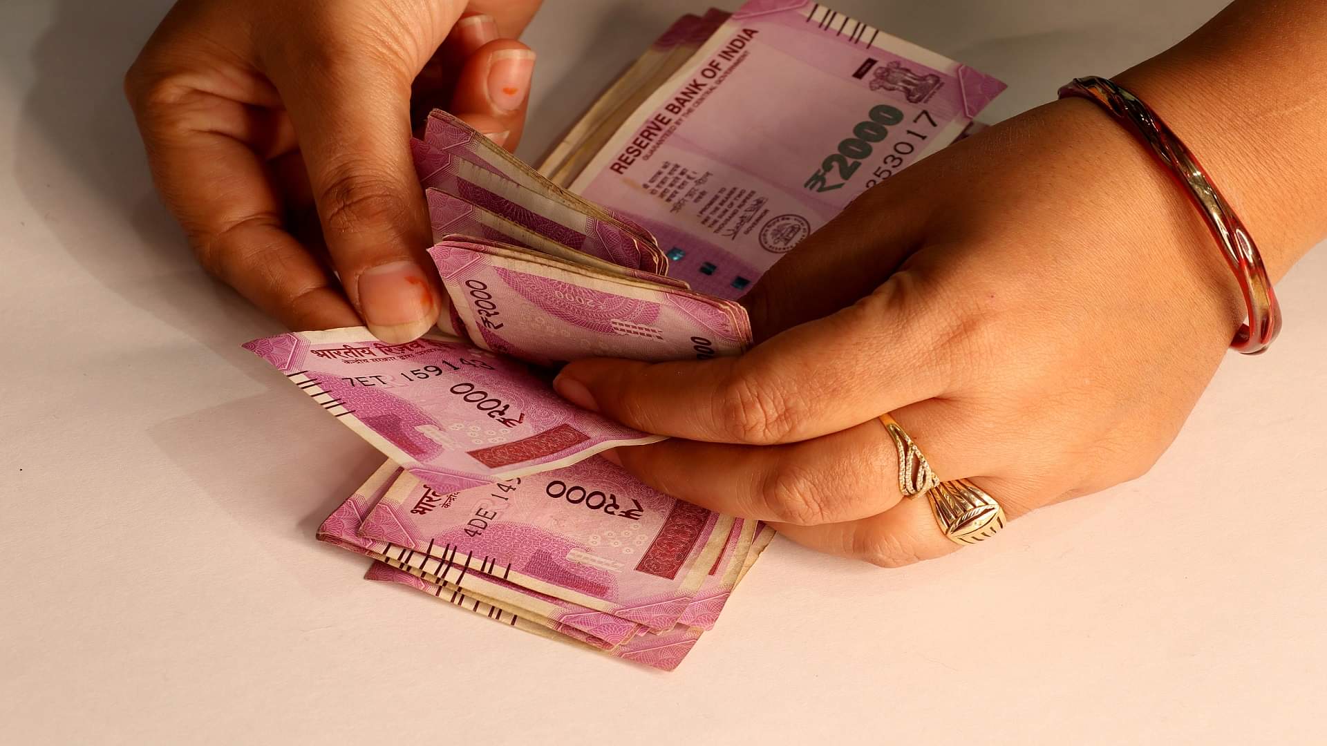 Credit Card Tips: क्या आप भी फंस गए हैं क्रेडिट कार्ड के कर्ज में? तो इन तरीकों से भर सकते हैं बकाया Credit Card Tips and Tricks to Pay Remaining Credit Card Bill Know All Details