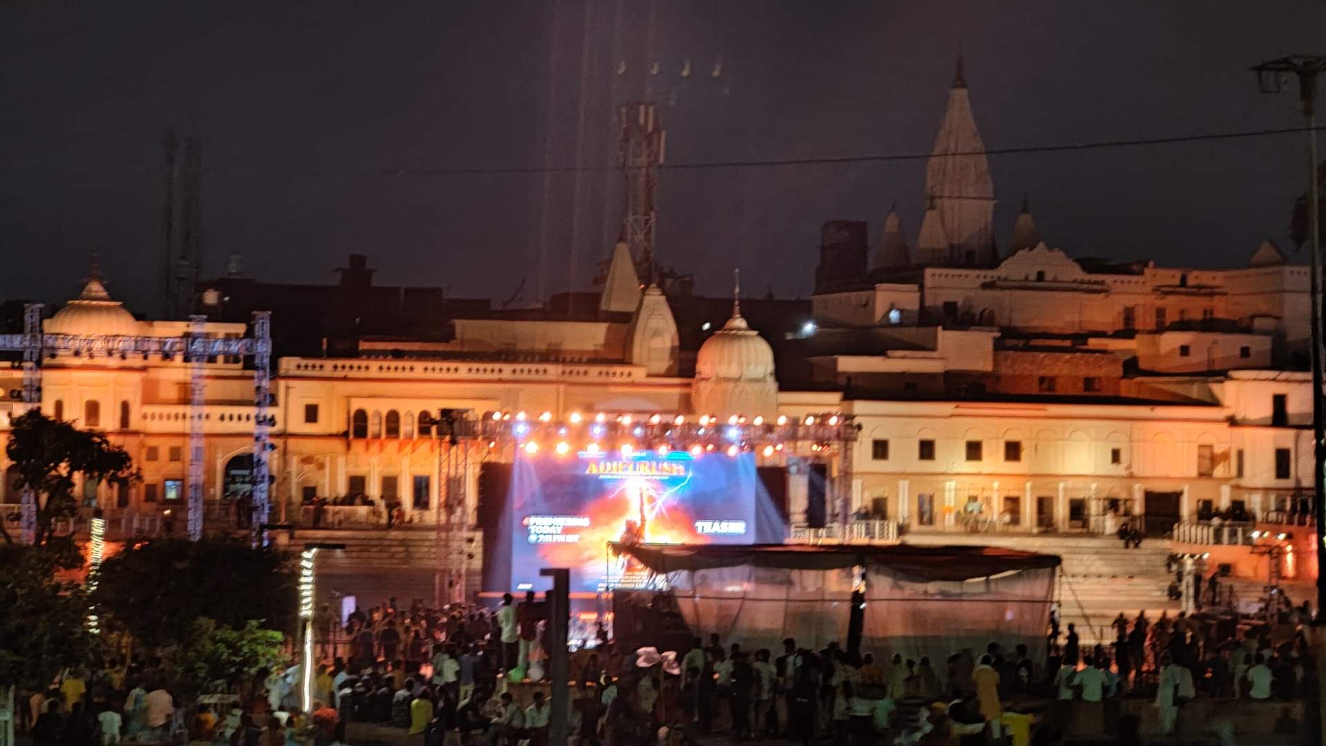 Adipurush In Ayodhya: आदिपुरुष के स्वागत में दशहरा से पहले दिवाली, अयोध्या का स्नेह देख छलकीं प्रभास की आंखें Adipurush teaser release makes Prabhas and Kriti Sanon Emotional Om Raut seeks blessings of all ram bhakts
