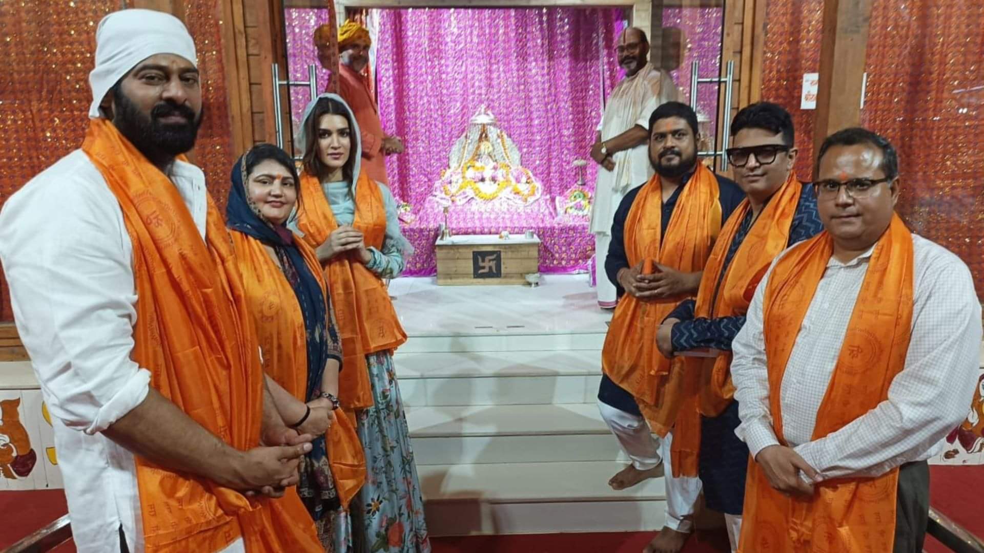 Ramlala Pictures: रामलला के दर्शन करने पहुंची 'आदिपुरुष' की टीम, प्रसाद में लाई ये एक्सक्लूसिव तस्वीरें adipurush teaser launch Prabhas Kriti Sanon Om Raut visit Ram Mandir Ayodhya and seek blessings of RamLala