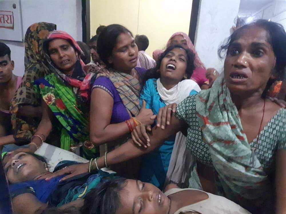 कानपुर की 'काल' रात: आंखों में आंसू, बगल में बेटी और तन पर भीगे कपड़े पहने बोली महिला- अई हो रमऊ इ का हुई गवा tractor trolly falls into pond in kanpur 24 died several injured