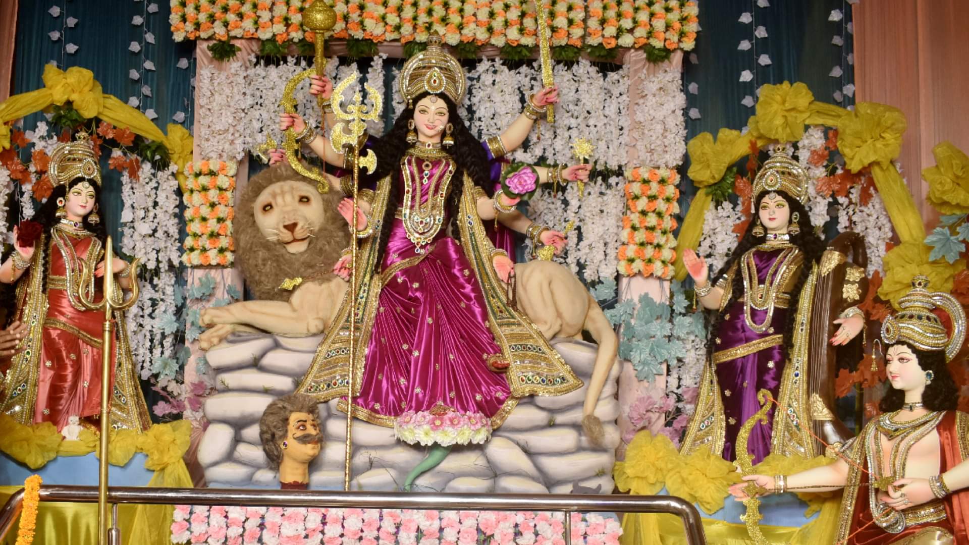 Navratri 2022: देवी पंडालों में भक्तों का उमड़ा सैलाब, गूंजे जयकारे Worship of Maa Kalratri took place on seventh day of Shardiya Navratri
