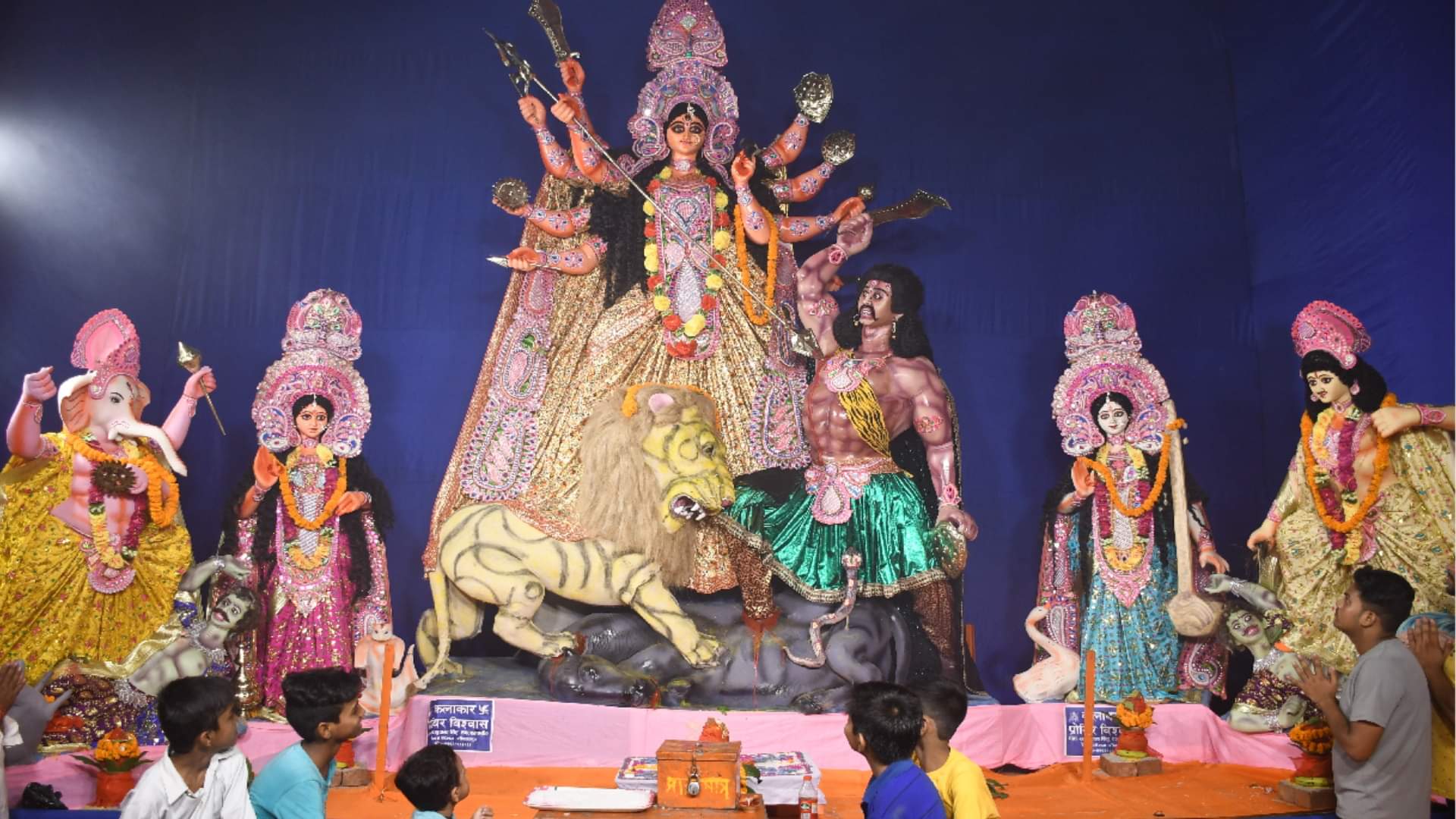 Navratri 2022: देवी पंडालों में भक्तों का उमड़ा सैलाब, गूंजे जयकारे Worship of Maa Kalratri took place on seventh day of Shardiya Navratri