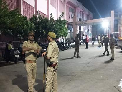 भदोही में दर्दनाक हादसा: दुर्गा पूजा पंडाल में लगी भीषण आग, तीन बच्चों समेत पांच की मौत, 67 झुलसे, मचा कोहराम massive Fire broke out in Durga Puja pandal in bhadohi people were shocked to see flames