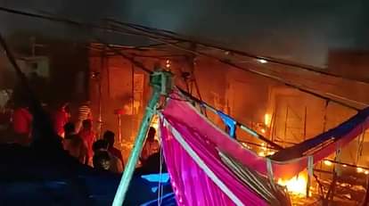 भदोही में दर्दनाक हादसा: दुर्गा पूजा पंडाल में लगी भीषण आग, तीन बच्चों समेत पांच की मौत, 67 झुलसे, मचा कोहराम massive Fire broke out in Durga Puja pandal in bhadohi people were shocked to see flames