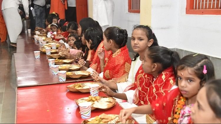Navratri 2022: सीएम योगी ने पांव पखार किया कन्या पूजन, बोले- मातृशक्ति के प्रति सम्मान को किया प्रतिष्ठित भोजन करती कन्याएं।